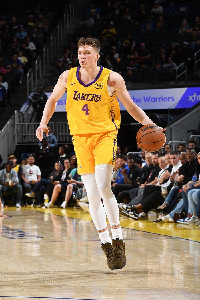 詹姆斯想夺冠，湖人新星不值钱，快船交易之后，更有机会得到比尔