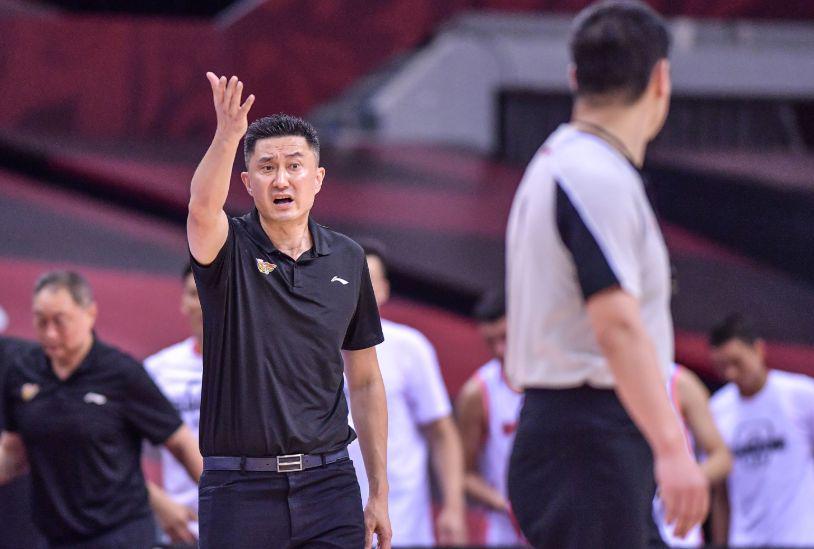 网页版登录-错失绝杀良机！张文逸关键球走步，杜锋场边苦笑动作满是无奈